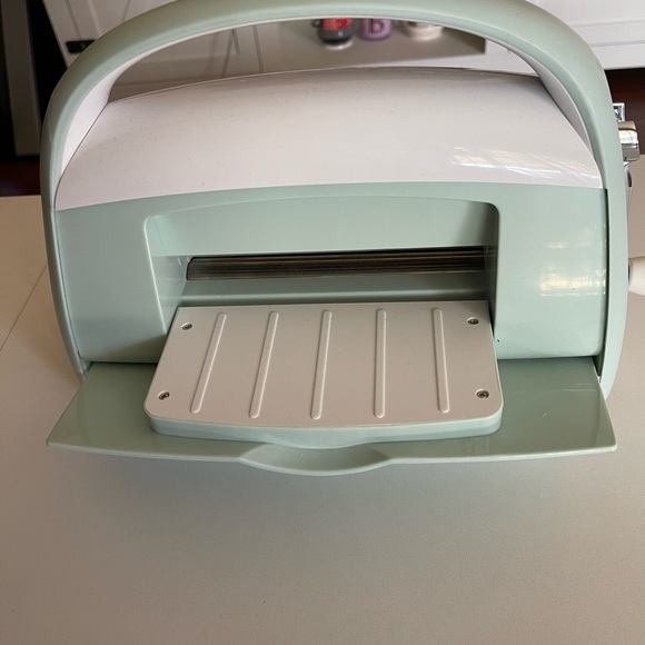 Provo craft Cuttlebug bundle - Picture 3 of 9